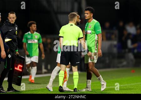 Dordrecht, pays-Bas. 20 octobre 2023. DORDRECHT, PAYS-BAS - 20 OCTOBRE : Ilias Bronkhorst du FC Dordrecht est remplacé par Elso Brito du FC Dordrecht lors du match néerlandais Keuken Kampioen Divisie entre le FC Dordrecht et Jong Ajax au Matchoholic Stadion le 20 octobre 2023 à Dordrecht, pays-Bas. (Photo Hans van der Valk/Orange Pictures) crédit : Orange pics BV/Alamy Live News Banque D'Images