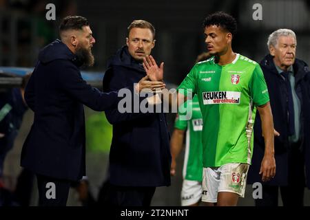 Dordrecht, pays-Bas. 20 octobre 2023. DORDRECHT, PAYS-BAS - OCTOBRE 20 : entraîneur adjoint Pascal Bosschaart du FC Dordrecht, entraîneur principal Michele Santoni du FC Dordrecht, Ilias Bronkhorst du FC Dordrecht lors du match néerlandais Keuken Kampioen Divisie entre le FC Dordrecht et Jong Ajax au Matchoholic Stadion le 20 octobre 2023 à Dordrecht, pays-Bas. (Photo Hans van der Valk/Orange Pictures) crédit : Orange pics BV/Alamy Live News Banque D'Images