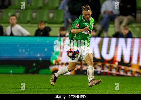 Dordrecht, pays-Bas. 20 octobre 2023. DORDRECHT, PAYS-BAS - 20 OCTOBRE : Mathis Suray du FC Dordrecht court avec le ballon lors du match néerlandais Keuken Kampioen Divisie entre le FC Dordrecht et Jong Ajax au Matchoholic Stadion le 20 octobre 2023 à Dordrecht, pays-Bas. (Photo Hans van der Valk/Orange Pictures) crédit : Orange pics BV/Alamy Live News Banque D'Images