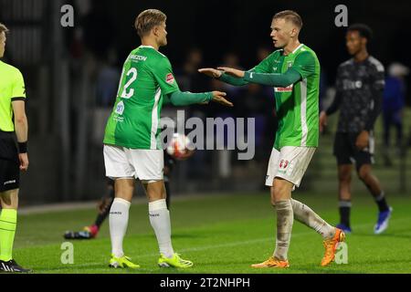 Dordrecht, pays-Bas. 20 octobre 2023. DORDRECHT, PAYS-BAS - OCTOBRE 20 : Bartek Smolarczyk du FC Dordrecht est remplacé par Rogier van Gogh du FC Dordrecht lors du match néerlandais Keuken Kampioen Divisie entre le FC Dordrecht et Jong Ajax au Matchoholic Stadion le 20 octobre 2023 à Dordrecht, pays-Bas. (Photo Hans van der Valk/Orange Pictures) crédit : Orange pics BV/Alamy Live News Banque D'Images