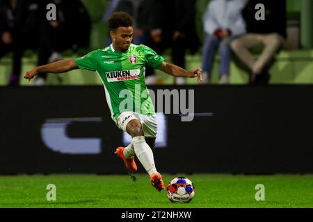 Dordrecht, pays-Bas. 20 octobre 2023. DORDRECHT, PAYS-BAS - 20 OCTOBRE : John Hilton du FC Dordrecht en action lors du match néerlandais Keuken Kampioen Divisie entre le FC Dordrecht et Jong Ajax au Matchoholic Stadion le 20 octobre 2023 à Dordrecht, pays-Bas. (Photo Hans van der Valk/Orange Pictures) crédit : Orange pics BV/Alamy Live News Banque D'Images