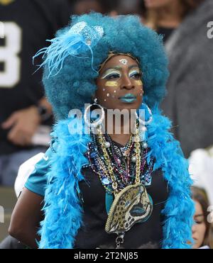 La Nouvelle-Orléans, États-Unis. 19 octobre 2023. Une fan des Jaguars de Jacksonville montre son soutien à son équipe lors d'un match de la National football League au Caesars Superdome à la Nouvelle-Orléans, Louisiane, le jeudi 19 octobre 2023. (Photo de Peter G. Forest/Sipa USA) crédit : SIPA USA/Alamy Live News Banque D'Images