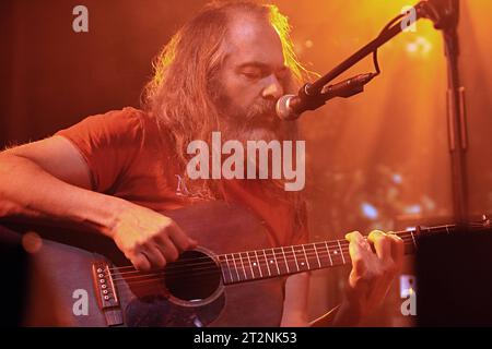 Motorpsycho, Rockband aus Norwegen. Live Konzert im FranzK, Reutlingen, Deutschland. Hans Magnus Ryan, Gitarrist, alias Snah spielt akustische Gitarre. *** Motorpsycho, groupe de rock de Norvège concert en direct à FranzK, Reutlingen, Allemagne Hans Magnus Ryan, guitariste, alias Snah joue de la guitare acoustique crédit : Imago/Alamy Live News Banque D'Images