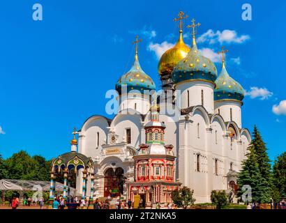 Cathédrale de l'Assomption et place devant elle avec une source et une chapelle dans la Sainte Trinité Serge Lavra dans la ville de Sergiev Posad Banque D'Images