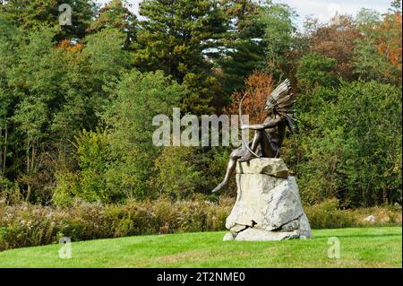 Une belle sculpture d'un amérindien Wopeen « le rêveur » se dresse fièrement dans le parc du Fruitlands Museum – Harvard, Massachusetts Banque D'Images