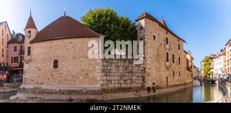 Quai de l'ile sur la rivière Thiou, au coucher du soleil, et le Palais de l'Isle, à Annecy, haute-Savoie, France Banque D'Images