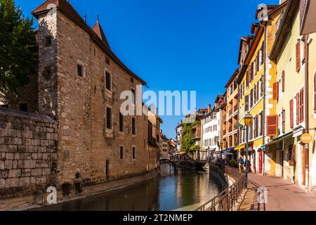 Quai de l'ile sur la rivière Thiou, au coucher du soleil, et le Palais de l'Isle, à Annecy, haute-Savoie, France Banque D'Images