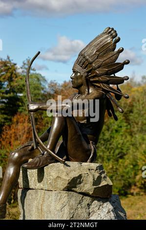 Une belle sculpture d'un amérindien Wopeen « le rêveur » se dresse fièrement dans le parc du Fruitlands Museum – Harvard, Massachusetts Banque D'Images