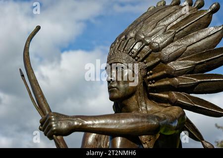 Une belle sculpture d'un amérindien Wopeen « le rêveur » se dresse fièrement dans le parc du Fruitlands Museum – Harvard, Massachusetts Banque D'Images