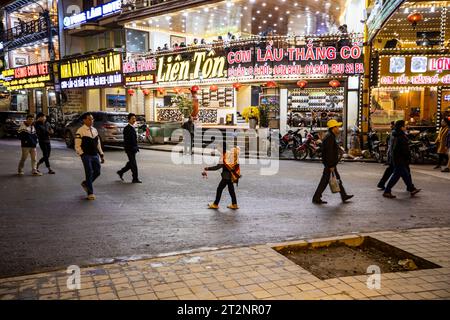 Mendier des enfants à Sapa Vietnam Banque D'Images