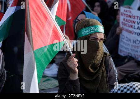 Istanbul, Istanbul, Turquie. 20 octobre 2023. Des dizaines de femmes turques sont assises au milieu de la place EminÃ¶nÃ¼ à Istanbul, exprimant leur rejet de la guerre contre Gaza. (Image de crédit : © Shady Alassar/ZUMA Press Wire) USAGE ÉDITORIAL SEULEMENT! Non destiné à UN USAGE commercial ! Banque D'Images