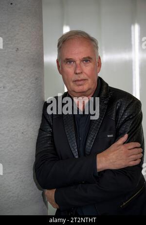 Berlin, Allemagne. 20 octobre 2023. Paul Humphreys, membre du groupe Orchestral manœuvres in the Dark (OMD), photographié lors d'une séance photo pour l'Agence de presse allemande. Le nouvel album OMD 'Bauhaus Staircase' sortira le 27 octobre 2023. Crédit : Monika Skolimowska/dpa/Alamy Live News Banque D'Images