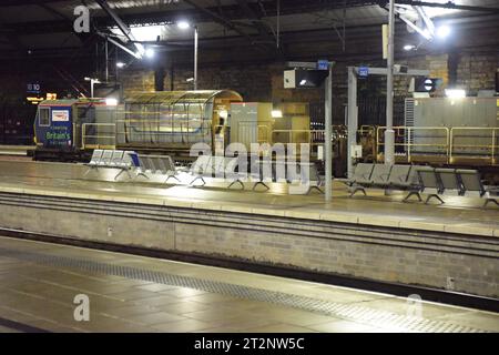 Un train de Network Rail porte le message : «Clearing British Railways» à Liverpool Lime Street Rail Station le 20 octobre 2023 à 7,19 heures. ( les données de la photo étaient incorrectes sur l'appareil photo). Prise pour un voyage en train de 9 heures d'Aylesford, Buckinghamshire, à Manchester Piccadilly, avec un retour ouvert en première classe pour une grande partie du chemin. Un point de vue commun à Aylesford Buckinghamshire est que HS2 a endommagé une vaste bande de l'Angleterre avec de vastes camps de construction créés, des arbres abattus et des maisons achetées pour moins que leur valeur, il est allégué. Euston Station était également bondée de nombreuses personnes coincées. Banque D'Images