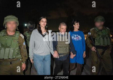 Tel Aviv, Israël. 20 octobre 2023. Les otages américano-israéliens Judith Raanan et sa fille, Natalie, ont été livrées à la Croix-Rouge le vendredi 20 octobre 2023 et retournées en Israël et leur famille après avoir été retenues captives à Gaza pendant deux semaines par le Hamas. Le couple a été rencontré à la frontière brigadier-général (RET.) Gal Hirsch, coordinateur pour les captifs et les disparus, et des membres de l'armée israélienne et des forces de sécurité. Photo via le gouvernement d'Israël/UPI crédit : UPI/Alamy Live News Banque D'Images