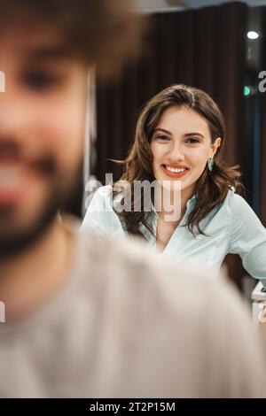 Brunette fille d'affaires souriant à la caméra Banque D'Images