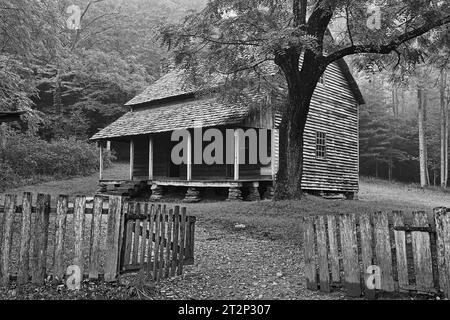 Photographie d'art noir et blanc de Tifton place, Cades Cove, parc national des Great Smoky Mountains, Tennessee Banque D'Images