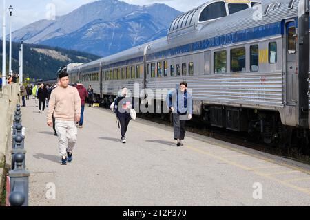 Passager descendant du train canadien via Rail à Jasper, en Alberta Banque D'Images