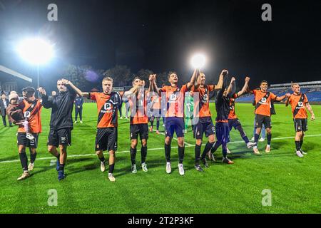 Deinze, Belgique. 20 octobre 2023. Les joueurs Deinze photographiés après un match de football entre KMSK Deinze et Jong Genk lors de la 9e journée de la saison Challenger Pro League 2023-2024, le vendredi 20 octobre 2023 à Deinze, Belgique . Crédit : Sportpix/Alamy Live News Banque D'Images