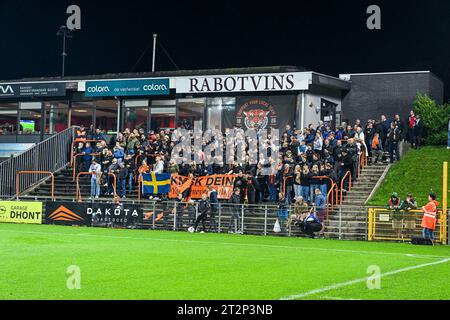 Deinze, Belgique. 20 octobre 2023. Supporters Deinze photographié lors d'un match de football entre KMSK Deinze et Jong Genk lors de la 9e journée de la saison Challenger Pro League 2023-2024, le vendredi 20 octobre 2023 à Deinze, Belgique . Crédit : Sportpix/Alamy Live News Banque D'Images