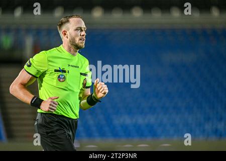 Deinze, Belgique. 20 octobre 2023. Arbitre Tom Stevens photographié lors d'un match de football entre KMSK Deinze et Jong Genk lors de la 9e journée de la saison Challenger Pro League 2023-2024, le vendredi 20 octobre 2023 à Deinze, Belgique . Crédit : Sportpix/Alamy Live News Banque D'Images