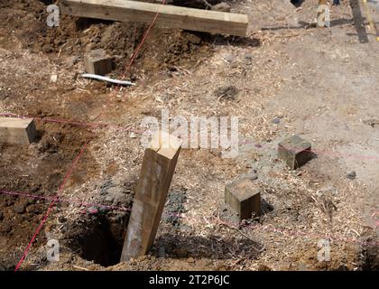 Des cordes roses se croisent sur le site de construction au début de la mise en place. Banque D'Images