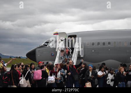 Bogota, Colombie. 14 octobre 2023. Les passagers débarquent d'un Boeing 737 de l'armée de l'air colombienne en brandissant un drapeau colombien lors de l'arrivée d'un deuxième vol humanitaire pour les Colombiens qui a quitté Telaviv, Israël et a atterri à Bogota, Colombie, le 14 octobre 2023. Photo par : Cristian Bayona crédit : long Visual Press/Alamy Live News Banque D'Images