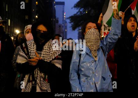 NEW YORK, NY- 20 OCTOBRE : une manifestation palestinienne a lieu dans Midtown Manhattan pour exiger un cessez-le-feu dans la guerre du Hamas israélien de 2023 le 20 octobre 2023 à New York. Copyright : xKatiexGodowskix crédit : Imago/Alamy Live News Banque D'Images