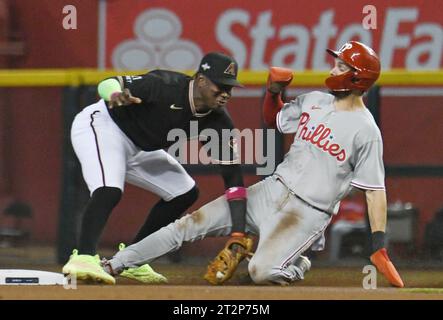Phoenix, États-Unis. 20 octobre 2023. Philadelphie Phillies Trea Turner est surpris en train de voler deuxième par l'arrêt court des Diamondbacks de l'Arizona Geraldo Perdomo dans la première manche du quatrième match de la NLCS au Chase Field à Phoenix le vendredi 20 octobre 2023. Photo de Rick d'Elia/UPI crédit : UPI/Alamy Live News Banque D'Images