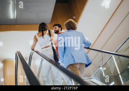 Architectes et ingénieurs discutant des détails du projet à l'extérieur dans une ville. Ils inspectent le bâtiment sur place, assurant la qualité et une supervision adéquate. Banque D'Images