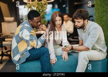 Professionnels multiraciaux dans un espace de co-travail moderne analysant les données du marché et discutant de stratégies boursières rentables. Banque D'Images