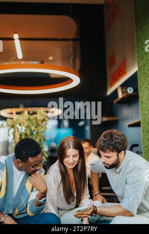 Professionnels d'affaires discutant de l'analyse de marché dans l'espace de co-working moderne Banque D'Images