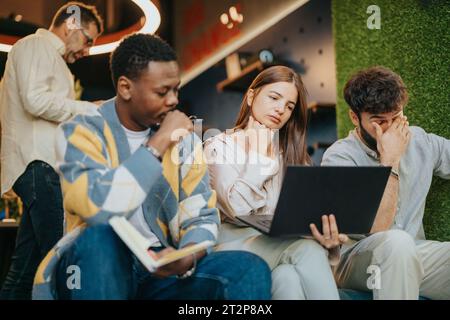 Les employés discutent des stratégies commerciales dans un espace de co-travail urbain moderne. Analyser les marchés, recueillir des données et planifier de nouveaux projets et investissements. Banque D'Images