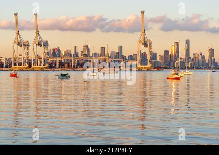 Vue sur une baie calme à bateaux et grues portiques du port de Melbourne à Victoria, Australie. Banque D'Images