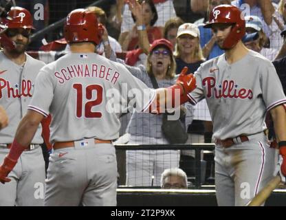 Phoenix, États-Unis. 20 octobre 2023. Kyle Schwarber, le frappeur désigné par les Phillies de Philadelphie, célèbre avec Trea Turner et Bryce Harper après avoir frappé un circuit en solo en quatrième manche contre les Diamondbacks de l’Arizona dans le quatrième match de la NLCS au Chase Field à Phoenix le vendredi 20 octobre 2023. Photo de Rick d'Elia/UPI crédit : UPI/Alamy Live News Banque D'Images