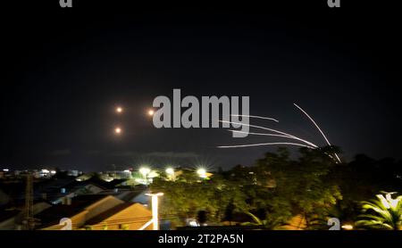 Netivot, Israël. 20 octobre 2023. Le système anti-missile Dôme de fer d'Israël intercepte des roquettes lancées depuis la bande de Gaza, vues depuis Netivot, dans le sud d'Israël, le 20 octobre 2023. Crédit : Chen Junqing/Xinhua/Alamy Live News Banque D'Images