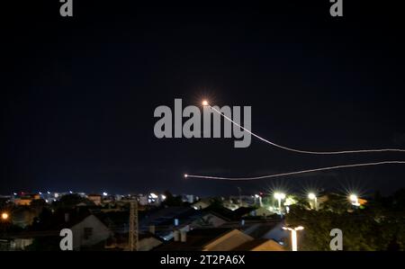 Netivot, Israël. 20 octobre 2023. Le système anti-missile Dôme de fer d'Israël intercepte des roquettes lancées depuis la bande de Gaza, vues depuis Netivot, dans le sud d'Israël, le 20 octobre 2023. Crédit : Chen Junqing/Xinhua/Alamy Live News Banque D'Images