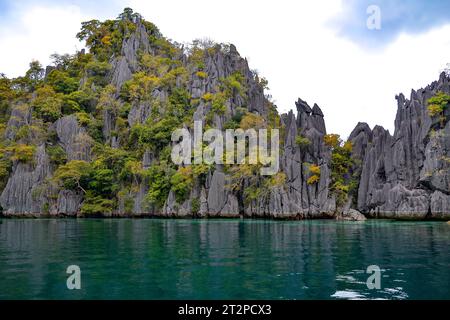 Contes inaccessibles d'origine volcanique dans la baie de Coron, province de Palawan, Philippines Banque D'Images