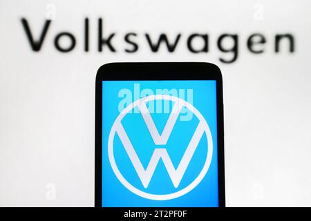 Ukraine. 21 octobre 2023. Sur cette photo, le logo Volkswagen (VW) est affiché sur un smartphone et sur un écran de pc. Crédit : SOPA Images Limited/Alamy Live News Banque D'Images