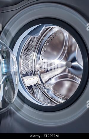 Tambour (réservoir) vide d'une machine à laver du type frontal. Banque D'Images