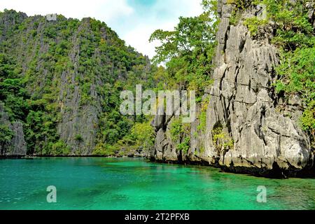 Roches inaccessibles d'origine volcanique dans la baie de Coron, province de Palawan, Philippines Banque D'Images
