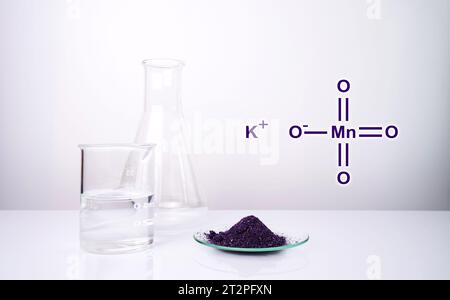 Permanganate de potassium (KMnO4) de structure chimique , un composé chimique courant qui combine le minerai d'oxyde de manganèse avec l'hydroxyde de potassium. Banque D'Images