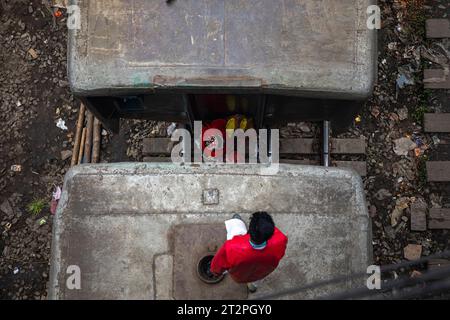 Les passagers à faible revenu risquent leur vie en voyageant sur le toit et entre les wagons d’un train en mouvement à Dhaka, au Bangladesh. Banque D'Images