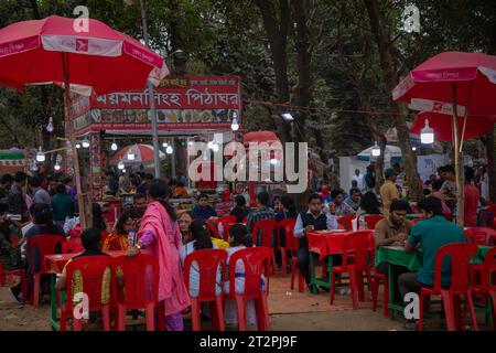 Stands de nourriture à la foire du livre amar Ekushey à Suhrawardi Udyan à Dhaka, Bangladesh. Banque D'Images