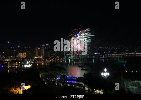 Beaux feux d'artifice sur la ville de Bakou. Azerbaïdjan. Journée des forces armées. 2016 ans. Banque D'Images