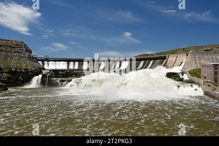 barrage hydroélectrique ryan et la rivière missouri par une journée ensoleillée d'été, près de grandes chutes, montana Banque D'Images