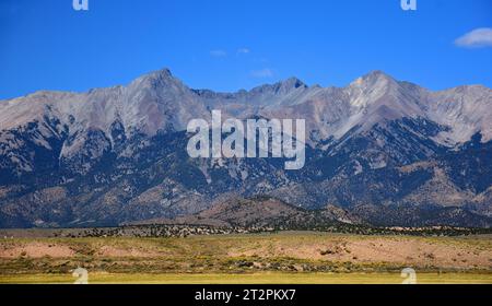 les spectaculaires montagnes de sangre de cristo à travers la vallée de san luis près du parc national de grandes dunes de sable, colorado, à l'automne Banque D'Images