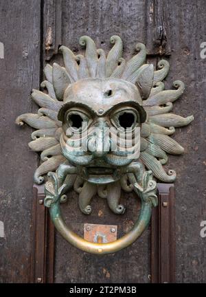 Heurtoir de porte élaboré (Sanctuary Knocker) sur la porte d'entrée principale de la cathédrale de Durham, Durham, Royaume-Uni Banque D'Images