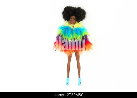 9 octobre 2023. Barnaul, Russie : poupée Barbie afro-américaine avec les cheveux noirs dans un costume rouge debout isolé sur un fond blanc. Banque D'Images