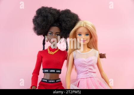 9 octobre 2023. Barnaul, Russie : deux poupées, une barbie blonde et son amie afro-américaine sur fond rose. Banque D'Images