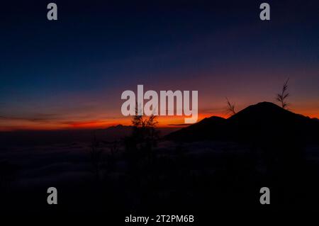 Lever de soleil pris du mont Batur, avec le mont Abang et le mont Agung en arrière-plan Banque D'Images